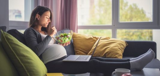Expectant parents need more support to follow a healthy diet, new research reveals 