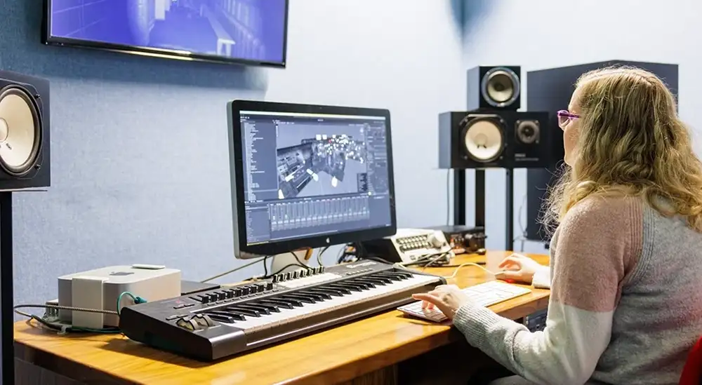 A steundent working with recording software