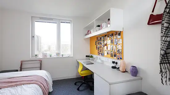 room with bed and desk 
