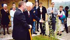 Patrick Moore and Iain Nicolson planting a tree