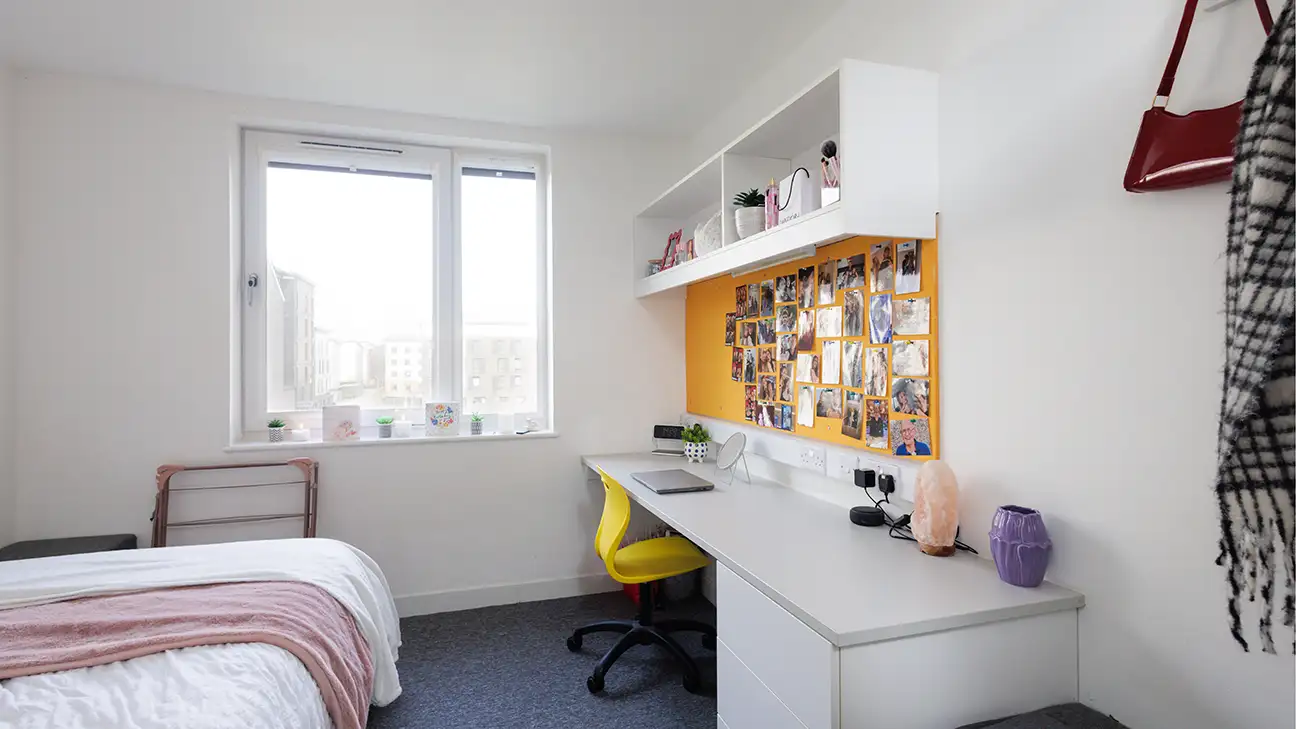 Desk with chair 