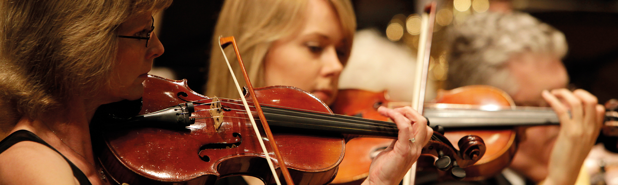 de Havilland Philharmonic violin players
