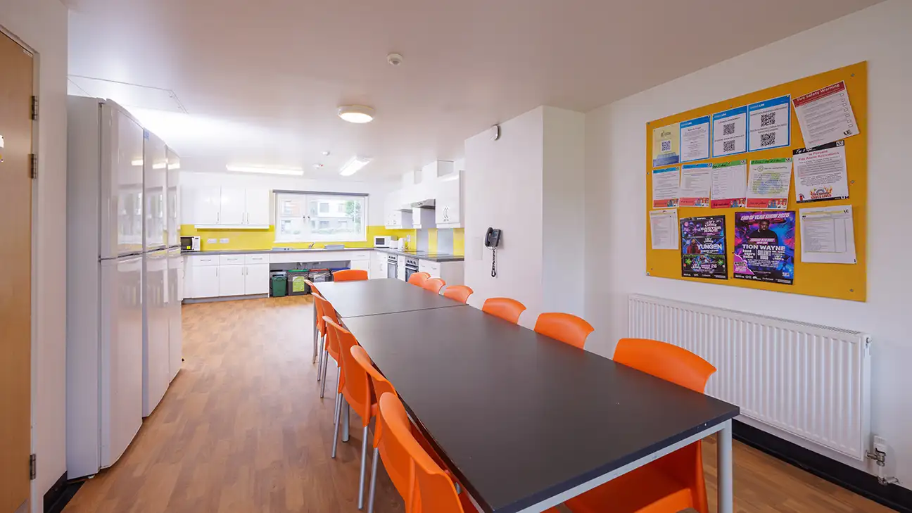 Kitchen units with dining table 