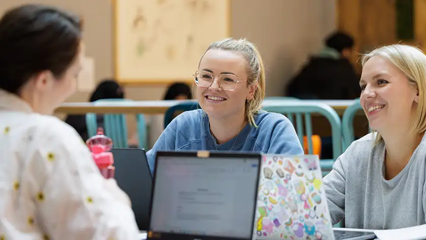 Students talking with a laptop