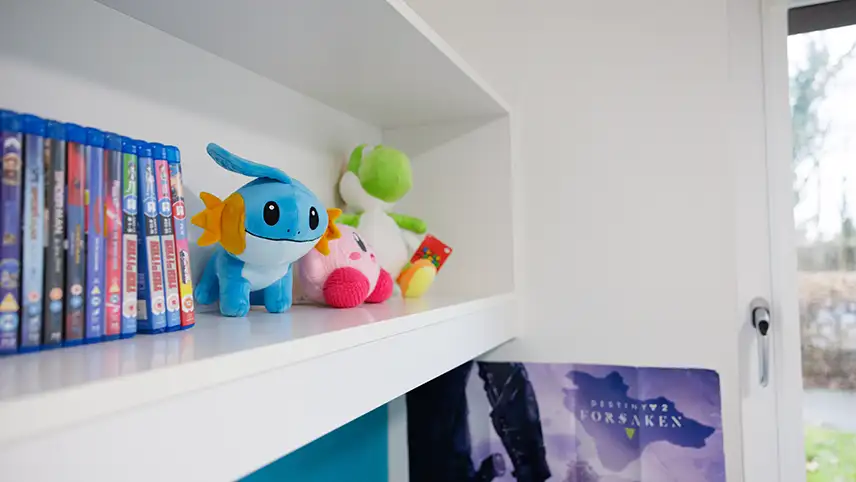 Shelf with items on there 